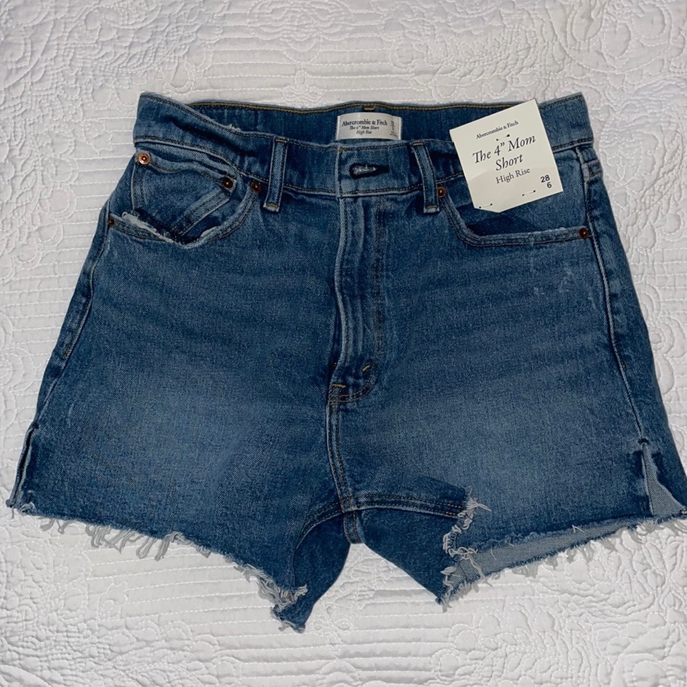 Abercrombie and Fitch 4” Mom Short, High Rise Size 28 / 6 Medium Wash OOS